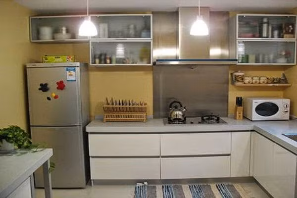 Đặt đồ điện tử trên nóc tủ lạnh