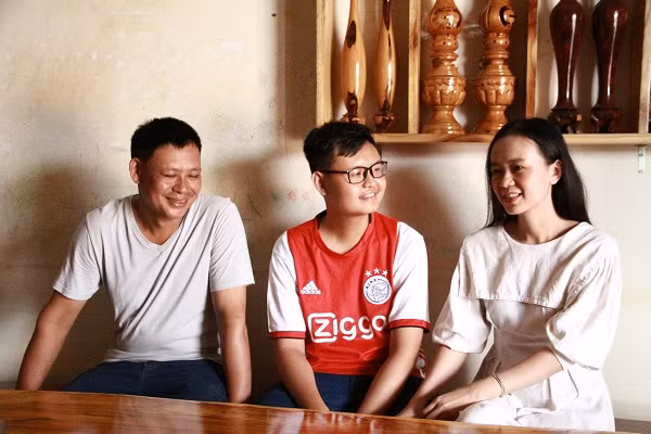 Bố mẹ nam sinh vô cùng tự hào và hạnh phúc khi con đạt được thành tích cao trong kì thi THPT Quốc gia 2019. Ảnh: Trúc Hân.