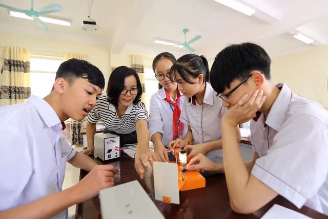 Giờ thực hành của cô và trò Trường THCS Hùng Vương (Thị xã Phú Thọ, tỉnh Phú Thọ). Ảnh: Thế Đại