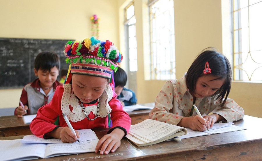 Trong giờ học của HS vùng khó Lai Châu Trong giờ học của HS vùng khó Lai Châu