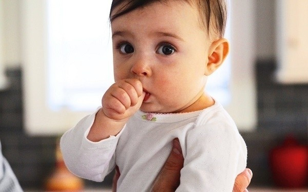 Tại sao trẻ lại thích mút tay? Hiểu được điều này mẹ chẳng còn ngăn cấm