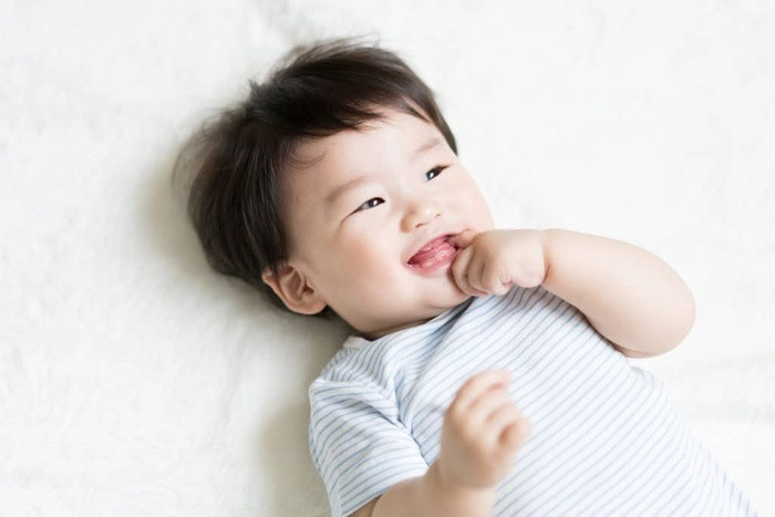 Tại sao trẻ lại thích mút tay? Hiểu được điều này mẹ chẳng còn ngăn cấm