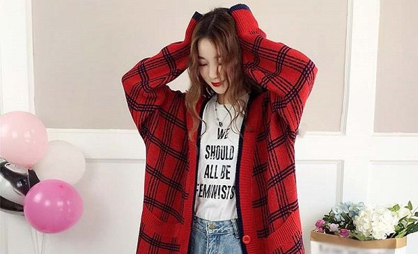 Áo cardigan kẻ có nhiều màu sắc và kiểu dáng cho các quý cô lựa chọn.