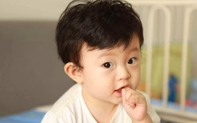 Nhờ mút tay mà bé thúc đẩy sự phối hợp của não và mắt.