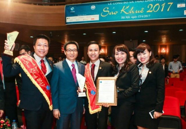 Phó Thủ tướng Vũ Đức Đam chúc mừng MISA đón nhận giải thưởng Sao Khuê 2017