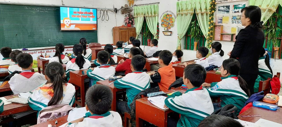 Trong mỗi lớp học đều được lắp đặt Tivi thông minh để minh họa nội dung bài học cho học sinh. Trong mỗi lớp học đều được lắp đặt Tivi thông minh để minh họa nội dung bài học cho học sinh.