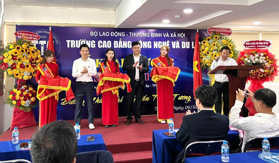 Chủ tịch Hội đồng trường (bên phải) và Giám đốc phụ trách cơ sở Trường Cao đẳng Công nghệ và Du lịch tại TPHCM cắt băng khai trương.