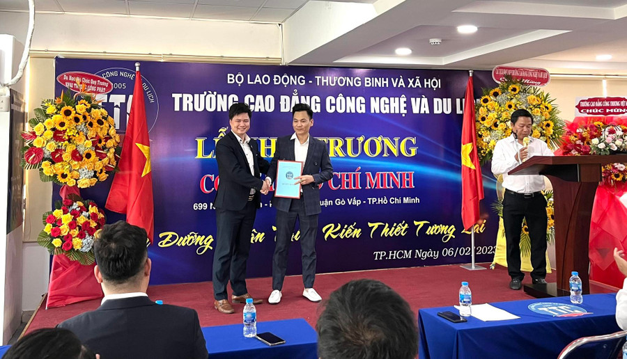 Th.S Vũ Huy Hoằng, Hiệu trưởng Trường Cao đẳng Công nghệ và Du lịch (trái) trao quyết định phụ trách cơ sở cho Phó hiệu trưởng Lưu Quang Hưởng. Th.S Vũ Huy Hoằng, Hiệu trưởng Trường Cao đẳng Công nghệ và Du lịch (trái) trao quyết định phụ trách cơ sở cho Phó hiệu trưởng Lưu Quang Hưởng.