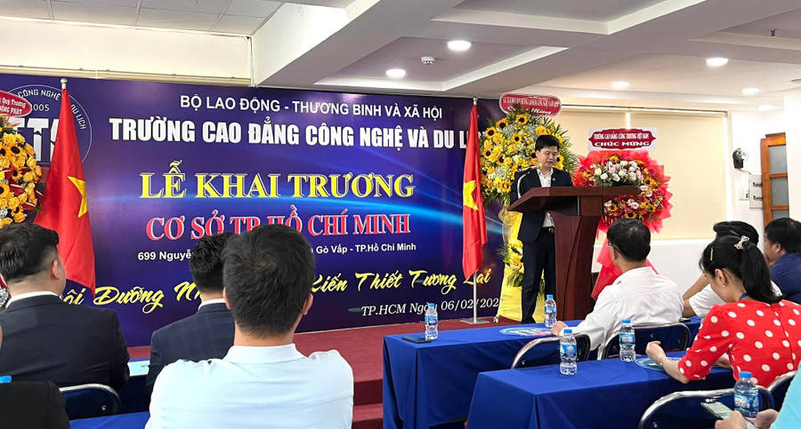 Th.S Vũ Huy Hoằng, Hiệu trưởng Trường Cao đẳng Công nghệ và Du lịch phát biểu tại lễ khai trương cơ sở TPHCM. Th.S Vũ Huy Hoằng, Hiệu trưởng Trường Cao đẳng Công nghệ và Du lịch phát biểu tại lễ khai trương cơ sở TPHCM.
