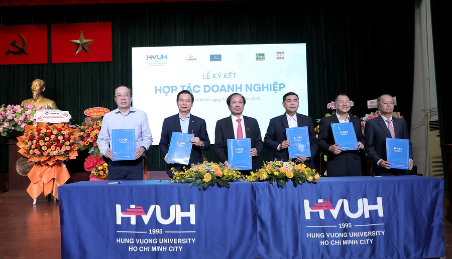 Nhà trường ký kết hợp tác cùng doanh nghiệp để đảm bảo vị trí việc làm cho sinh viên sau tốt nghiệp. Nhà trường ký kết hợp tác cùng doanh nghiệp để đảm bảo vị trí việc làm cho sinh viên sau tốt nghiệp.