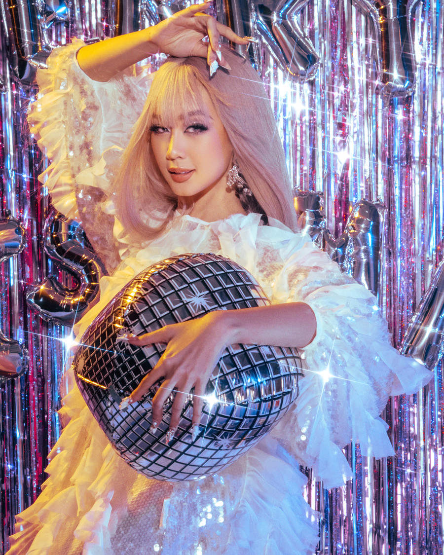 Bảo Ngọc thả dáng một cách vô cùng thoải mái, tự do như đang chơi đùa trong một bữa tiệc thực thụ. Bảo Ngọc thả dáng một cách vô cùng thoải mái, tự do như đang chơi đùa trong một bữa tiệc thực thụ.