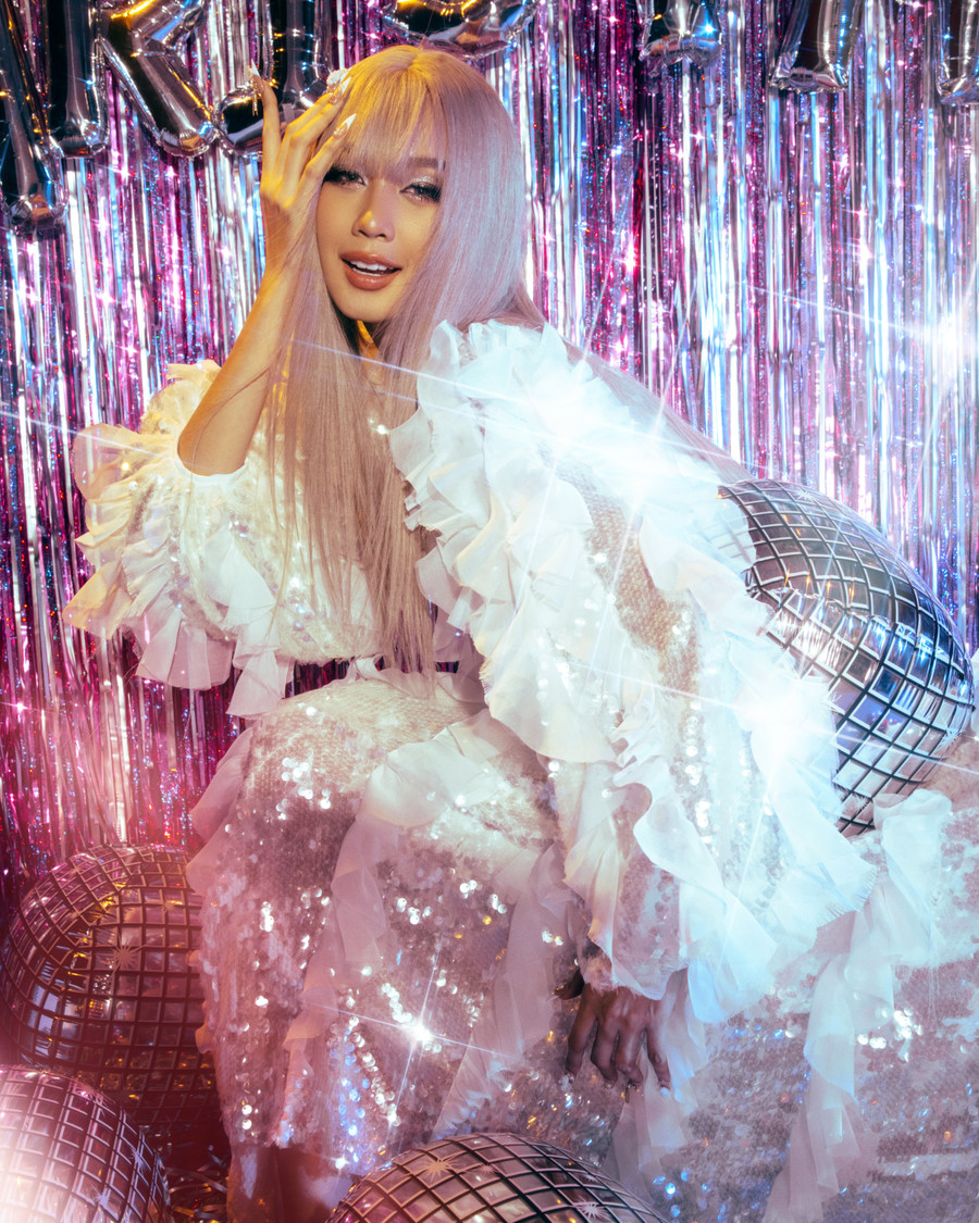 Concept này, cô nàng diện một bộ đầm suông trắng, chất vải voan với họa tiết lượn sóng đến từ nhà Das La Vie tạo cảm giác tự do, phóng khoáng và giải phóng năng lượng tràn trề mà cô đang có. Concept này, cô nàng diện một bộ đầm suông trắng, chất vải voan với họa tiết lượn sóng đến từ nhà Das La Vie tạo cảm giác tự do, phóng khoáng và giải phóng năng lượng tràn trề mà cô đang có.