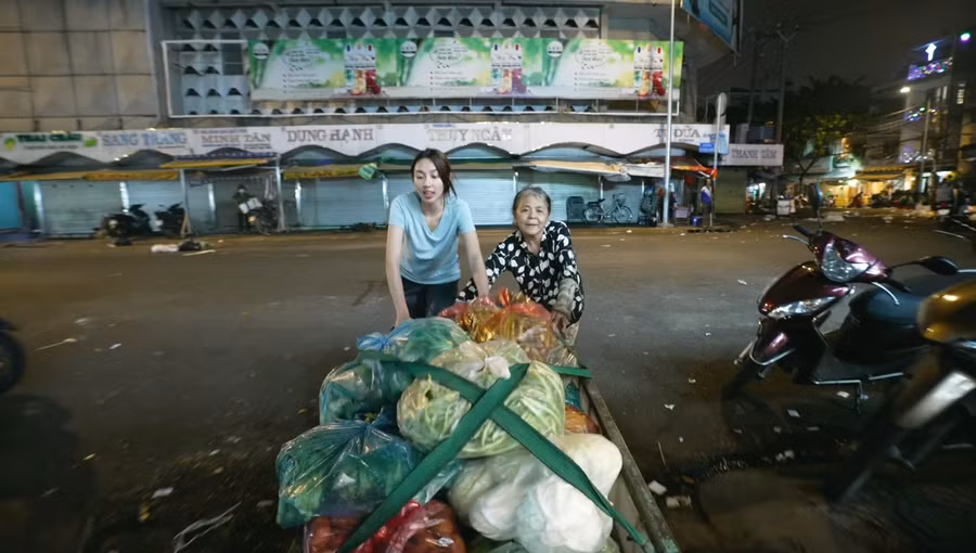 Hết nhiệm kỳ Hoa hậu, Thùy Tiên thử sức bán hàng rong, chạy xe ôm 