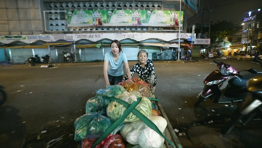 Hết nhiệm kỳ Hoa hậu, Thùy Tiên thử sức bán hàng rong, chạy xe ôm 