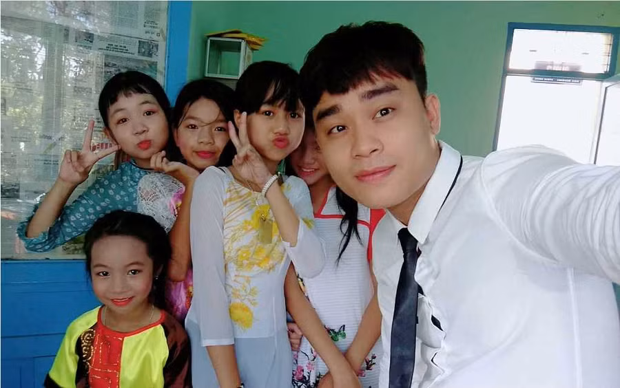 Thầy giáo Nguyễn Trường Sơn "xì tin" bên các học trò