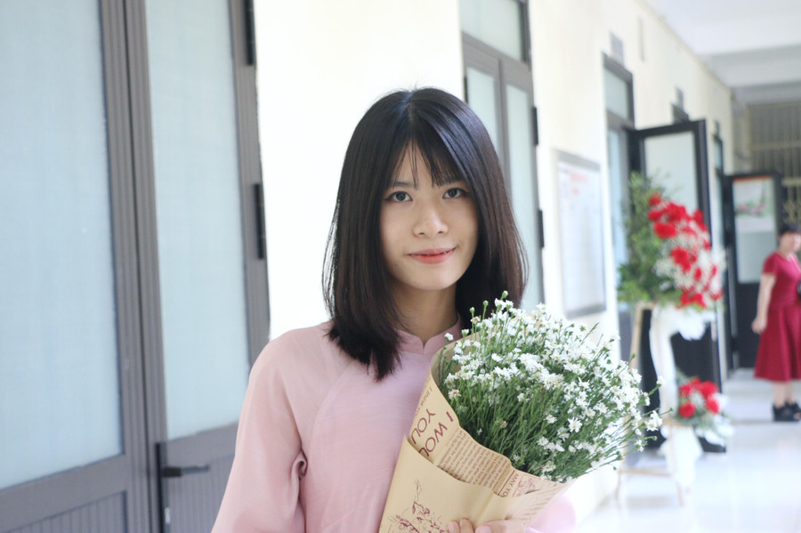 Nữ sinh Vũ Huyền Linh đến từ lớp 12D6 bày tỏ sự xúc động, niềm vui khi được trải nghiệm làm cô giáo dạy Văn cho các bạn học sinh tại cuộc thi.