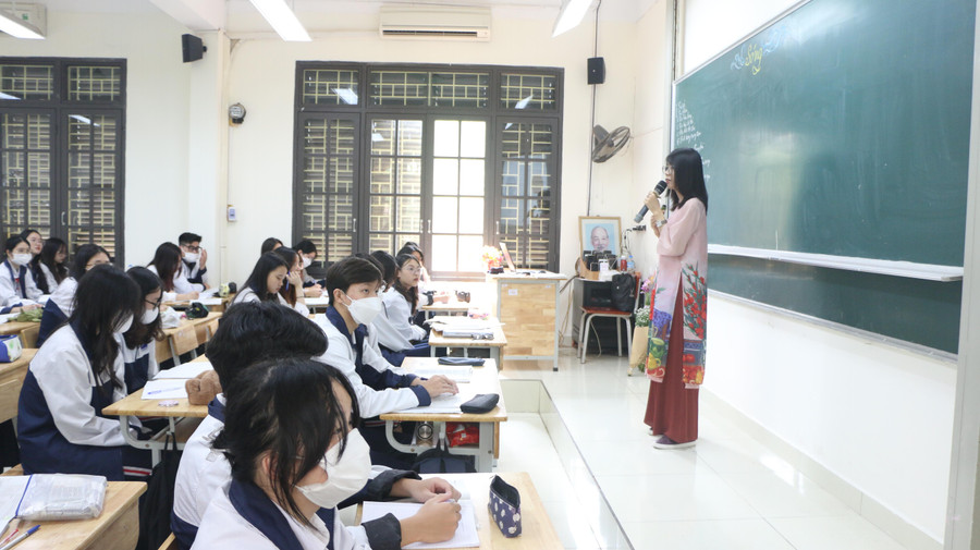 Em Vũ Huyền Linh lần đầu tiên được trải nghiệm làm cô giáo dạy Ngữ văn trên bục giảng.