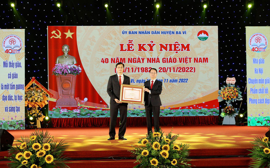Trưởng Phòng GD&ĐT Ba Vì Phùng Ngọc Oanh (trái) đại diện ngành Giáo dục Ba Vì nhận Bằng khen của Thủ tướng Chính phủ từ ông Phùng Tân Nhị - Phó Bí thư thường trực Huyện ủy, Chủ tịch HĐND huyện Ba Vì. Trưởng Phòng GD&ĐT Ba Vì Phùng Ngọc Oanh (trái) đại diện ngành Giáo dục Ba Vì nhận Bằng khen của Thủ tướng Chính phủ từ ông Phùng Tân Nhị - Phó Bí thư thường trực Huyện ủy, Chủ tịch HĐND huyện Ba Vì.