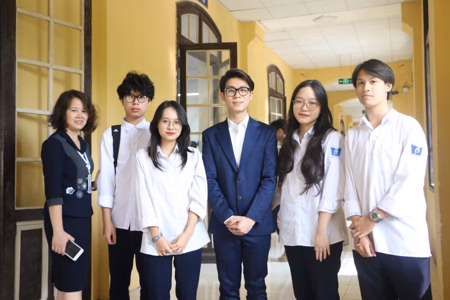 Cô Nguyễn Thị Nhâm Huyền (bìa trái), em Trần Đức Anh (thứ 3 từ phải sang) cùng các bạn sau giờ giải lao.