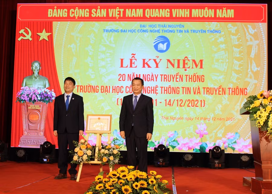 PGS.TS Phạm Hồng Quang, Bí thư Đảng ủy, Giám đốc Đại học Thái Nguyên trao Bằng khen của Bộ Giáo dục và Đào tạo cho lãnh đạo Trường Đại học Công nghệ Thông tin và Truyền thông