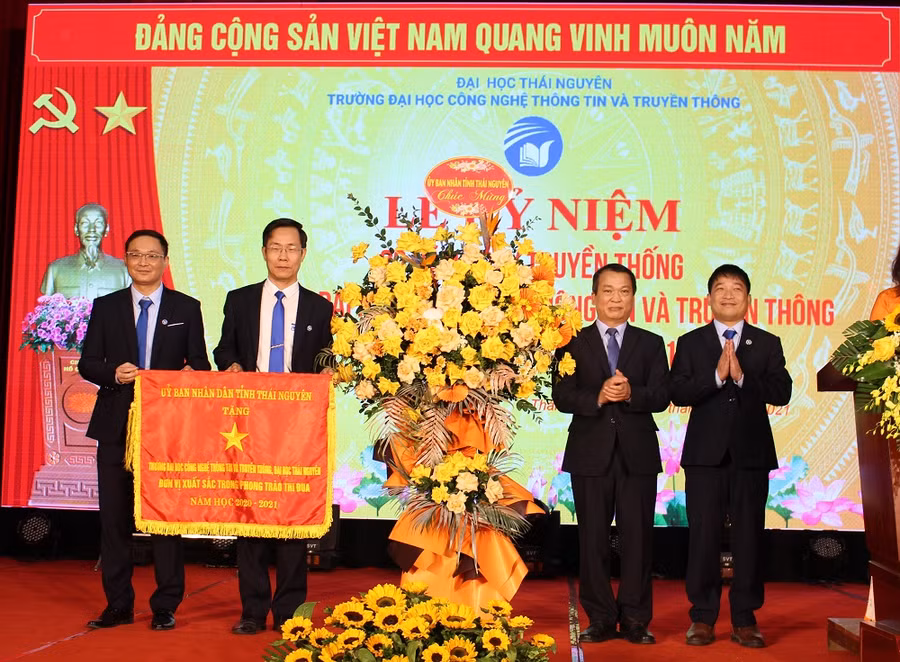 Trường Đại học Công nghệ Thông tin và Truyền thông đã vinh dự được nhận cờ thi đua của UBND tỉnh Nguyên
