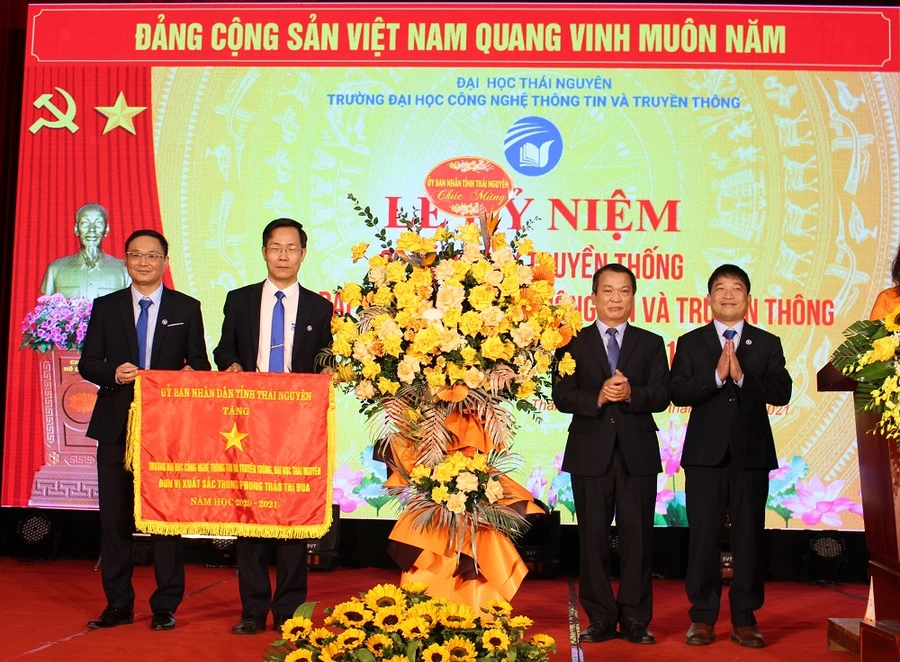 Trường Đại học Công nghệ Thông tin và Truyền thông đã vinh dự được nhận cờ thi đua của UBND tỉnh Nguyên