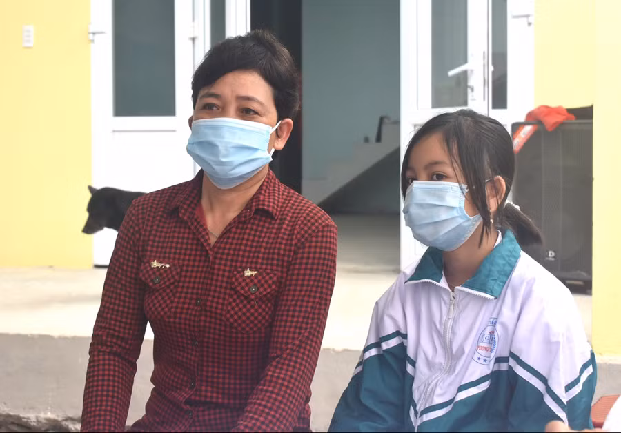 Mẹ con chị Ràng xúc động vì từ nay mẹ con chị không còn phải sống trong ngôi nhà xiêu vẹo, chấm dứt tình trạng chạy lũ.