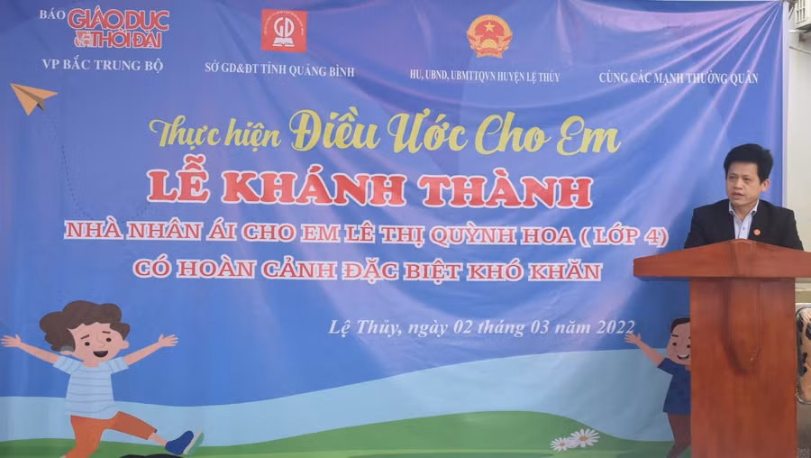Ông Lê Văn Bảo, Ủy viên Ban Thường vụ, Trưởng ban Dân vận Tỉnh uỷ Quảng Bình đã bày tỏ lời cảm ơn sâu sắc đối với Báo Giáo dục và Thời đại cùng các nhà hảo tâm.