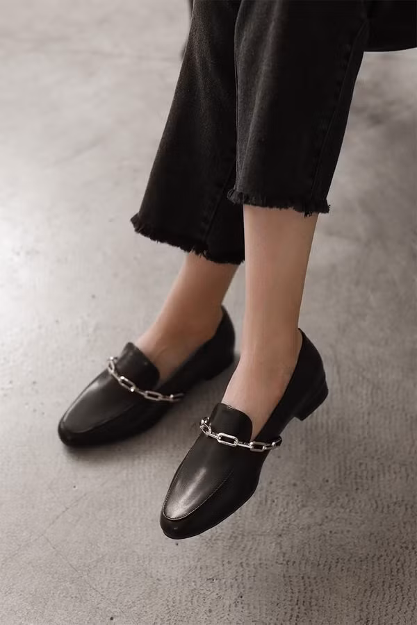 mua mua gio, day la 4 kieu giay dep giup chi em bao toan hinh anh chin chu di lam - 1