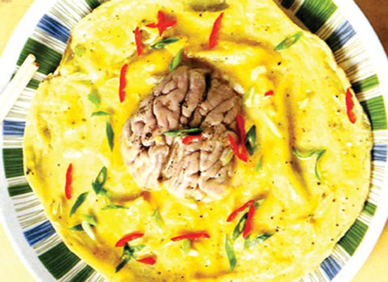 Dùng trứng chung với óc lợn sẽ làm tăng cholesterol trong máu, dễ làm người ăn bị chứng cao huyết áp đột ngột, dẫn đến tử vong.