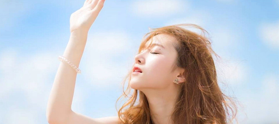 Tia UV, stress kéo dài hay ngồi nhiều trước màn hình có ánh sáng xanh như máy tính, điện thoại là một trong những yếu tố làm khởi phát nám da...