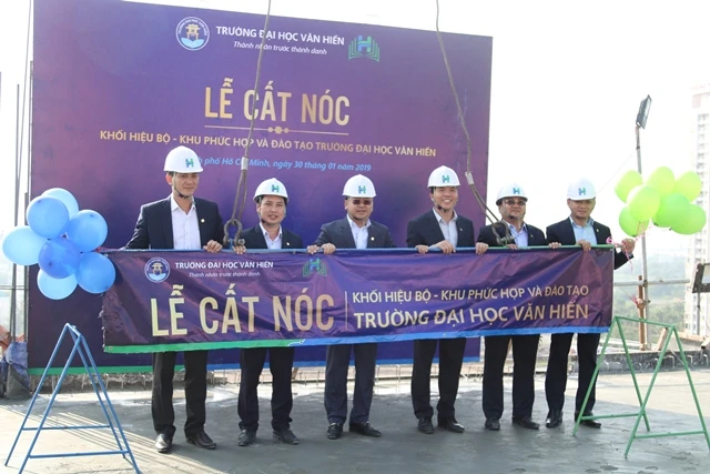 Ban lãnh đạo HungHau Holdings tại lễ cất nóc