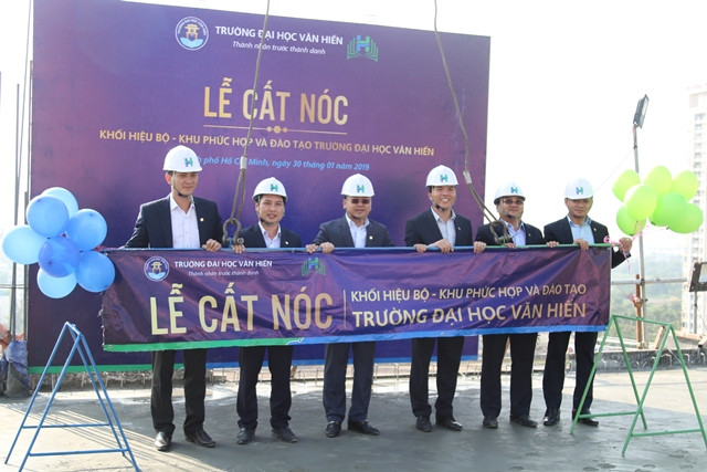 Ban lãnh đạo HungHau Holdings tại lễ cất nóc