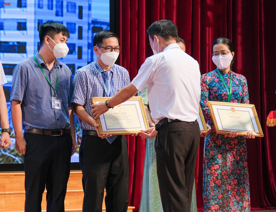 Nhân dịp lễ ra quân, nhà trường tổ chức lễ trao bằng tốt nghiệp năm 2021 cho 7 tân bác sĩ, dược sĩ tham gia tình nguyện tại Sóc Trăng và khen thưởng tập thể, cá nhân có nhiều đóng góp trong công tác phòng chống dịch bệnh Covid-19 của Trường Đại Học Y Dược Cần Thơ.