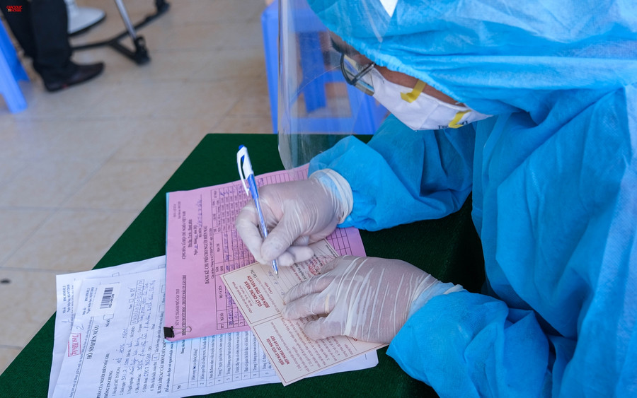 Để đảm bảo an toàn phòng dịch, Sở bố trí khu vực nghỉ ngơi sau hiến máu và khu vực hậu cần, thức ăn và nước uống cách xa nhau... đồng thời chia thời gian tham gia hiến máu thành 2 buổi để tránh tình trạng tập trung đông người, đảm bảo an toàn cho các cán bộ tham gia.