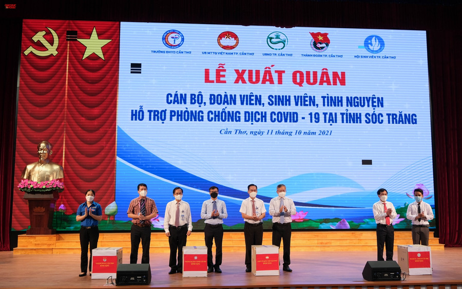 Thành ủy - UBND Cần Thơ, Ủy ban Mặt trận Tổ quốc Việt Nam Cần Thơ, Thành đoàn Cần Thơ và Trường Đại học Y Dược Cần Thơ tặng quà cho cán bộ, sinh viên lên đường làm nhiệm vụ.