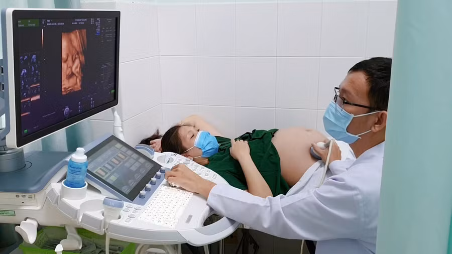 Bác sĩ sẽ tư vấn thai kỳ, siêu âm thai, khám sàng lọc trước tiêm.