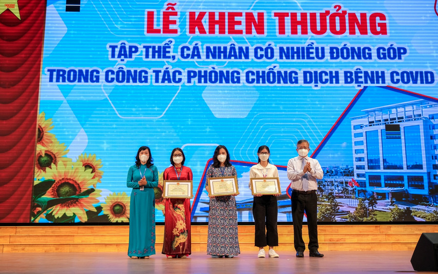 Dịp này, UBND thành phố Cần Thơ đã tặng bằng khen cho 3 tập thể và 44 cán bộ, sinh viên có nhiều đóng góp trong công tác phòng, chống dịch Covid-19