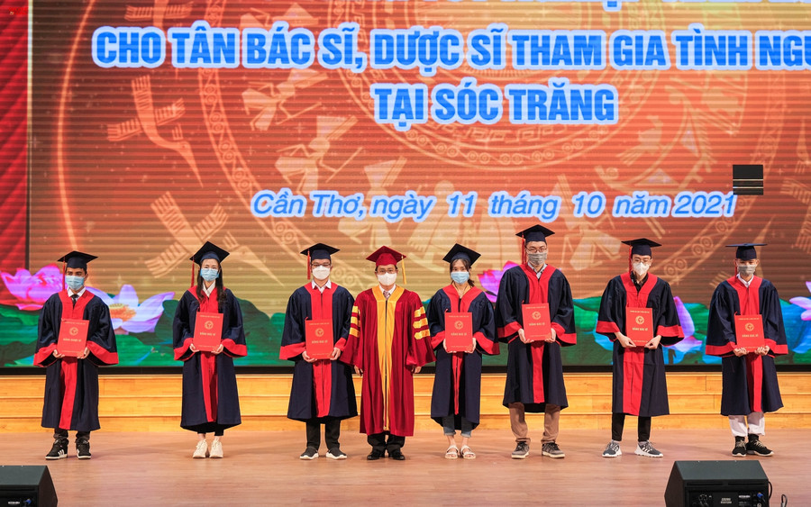 Do tình hình dịch bệnh, các bạn đã hoàn thành chương trình đào tạo nhưng không tổ chức được lễ tốt nghiệp, và nay tiếp tục dấn thân vào con đường tình nguyện. Thay mặt trường, thầy Kiên cũng gửi lời chúc mừng đến các tân khoa tốt nghiệp trường Đại học Y Dược Cần Thơ tình nguyện trở về phục vụ trong công tác phòng dịch tại quê hương Sóc Trăng.