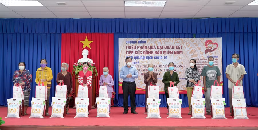 Đại diện Ủy ban Mặt trận tổ quốc Việt Nam tỉnh An Giang trao quà đến những người dân khó khăn do ảnh hưởng dịch bệnh Covid-19.
