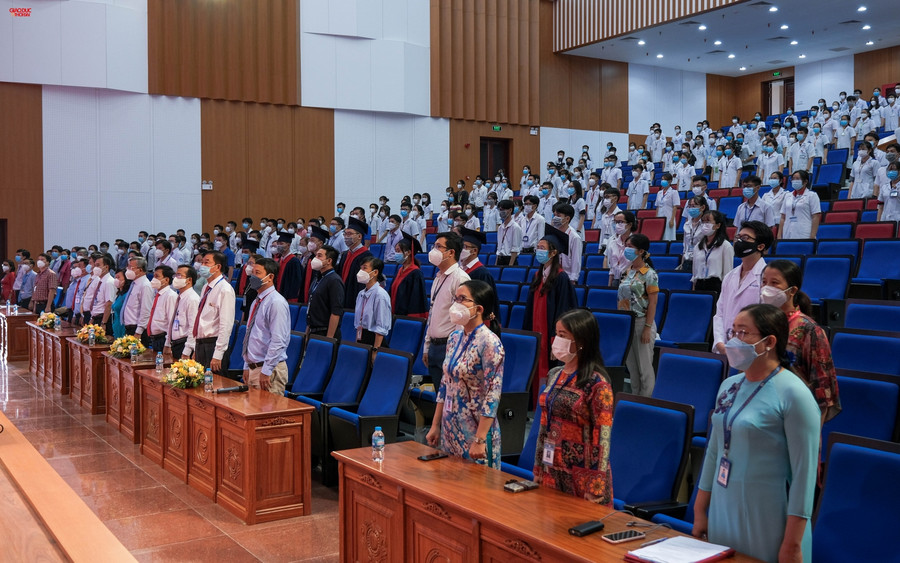 Đợt này, Trường Đại học Y Dược Cần Thơ cử 220 cán bộ, sinh viên hỗ trợ công tác tiêm vắc xin phòng Covid-19 cho người dân huyện Trần Đề, thị xã Vĩnh Châu (tỉnh Sóc Trăng) và hỗ trợ công tác phòng, chống dịch cho các quận Ninh Kiều, Bình Thủy (thành phố Cần Thơ).