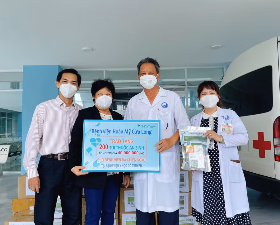 Bệnh viện Hoàn Mỹ trao tặng 200 túi thuốc an sinh tại bệnh viện dã chiến số 03 tại Bệnh viện Y học cổ truyền Cần Thơ.