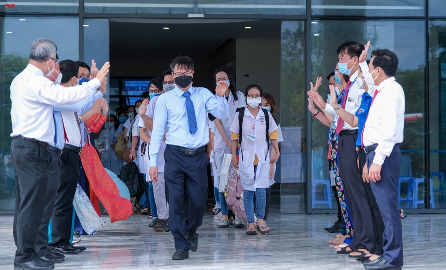 Lãnh đạo UBND thành phố và lãnh đạo trường đưa tiễn đoàn công tác lên đường hỗ trợ tỉnh Sóc Trăng phòng chống dịch Covid-19.