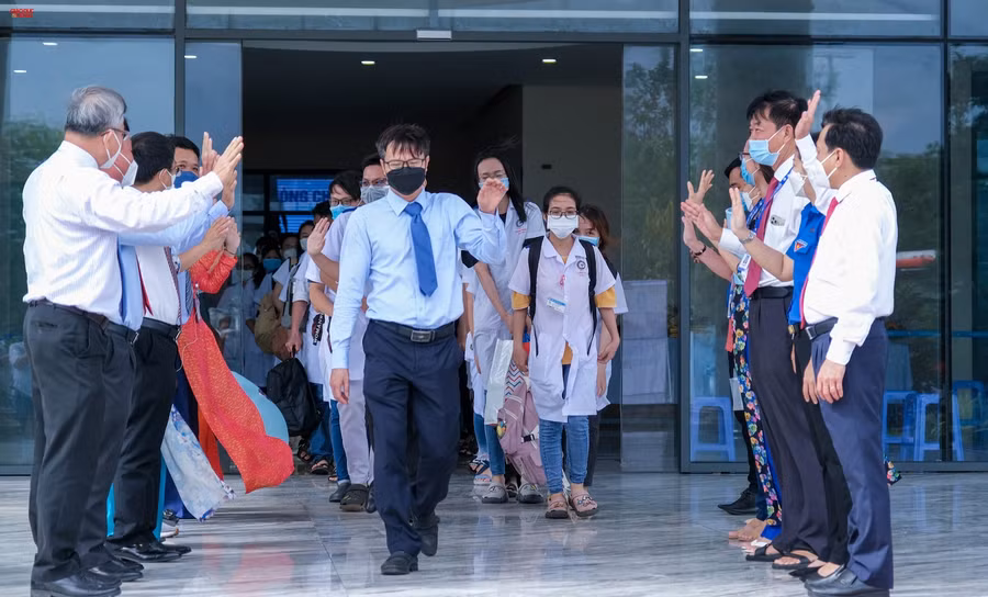 Lãnh đạo UBND thành phố và lãnh đạo trường đưa tiễn đoàn công tác lên đường hỗ trợ tỉnh Sóc Trăng phòng chống dịch Covid-19.