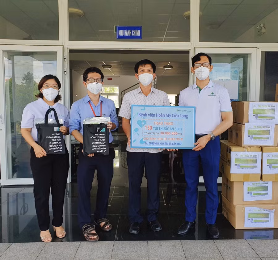 Trao tặng túi thuốc an sinh tại bệnh viện dã chiến số 01