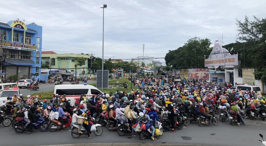 Hình ảnh người dân tự phát về quê được lực lượng an ninh phân luồng và bố trí điểm cách ly tập trung tại Sóc Trăng. (Ảnh: Xuân Lương).