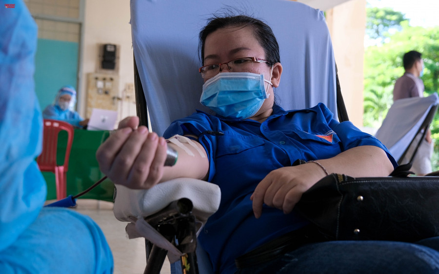 Không riêng anh Thanh, chị Nguyễn Hoàng Yến Nhi - cán bộ Trung tâm Phát triển Du lịch (Sở VHDLTT) chia sẻ: Đây là lần thứ 20 chị tham gia hiến máu, mặc dù năm nay không được tổ chức vui chơi nhưng hoạt động hiến máu chào mừng kỷ niệm này vừa tràn đầy ý nghĩa vừa là động lực và sự lan toả của anh em cán bộ Sở đến với mọi người tham gia hoạt động hiến máu.