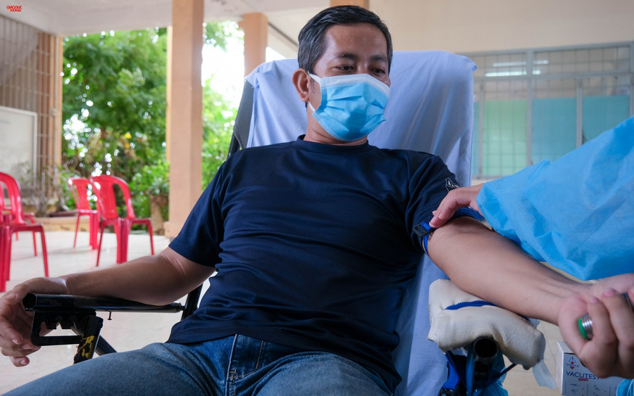 Anh Lâm Trang Hoàng Thanh, cán bộ Trường phổ thông Năng khiếu Thể dục thể thao thành phố cho biết: Hoạt động chào mừng này vừa thiết thực vừa phù hợp với tình hình thực tế dịch bệnh Covid-19 hiện nay. Ngay sau khi nhận được thông tin phát động phong trào, tôi liền đăng ký tham gia ngay và đây là lần thứ 8 tôi tham gia hiến máu tình nguyện.