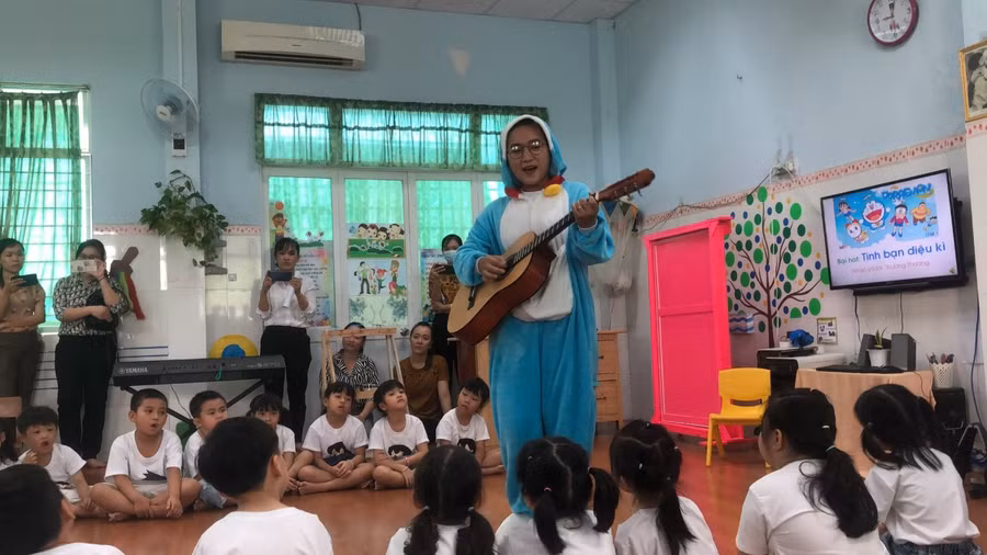 Cô Thương đàn và hát cùng học trò trong dịp hội giảng tại Trường mầm non Hoa Hồng, thành phố Mỹ Tho (tỉnh Tiền Giang) 