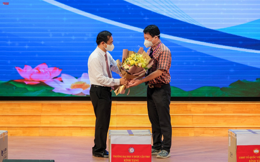 Đặc biệt trong chuyến đi này đúng ngay ngày sinh nhật của một cán bộ trường. PGS. TS. BS. Nguyễn Trung Kiên đã tặng hoa và gửi lời chúc mừng và hy vọng cán bộ sớm hoàn thành nhiệm vụ được giao, trở về trong chiến thắng.